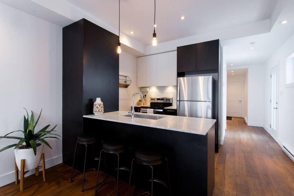 Sleek Condo In The Heart Of Little Italy By Den Stays Montreal Exterior foto