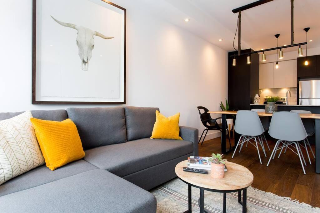 Sleek Condo In The Heart Of Little Italy By Den Stays Montreal Exterior foto