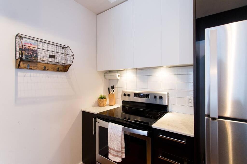 Sleek Condo In The Heart Of Little Italy By Den Stays Montreal Exterior foto