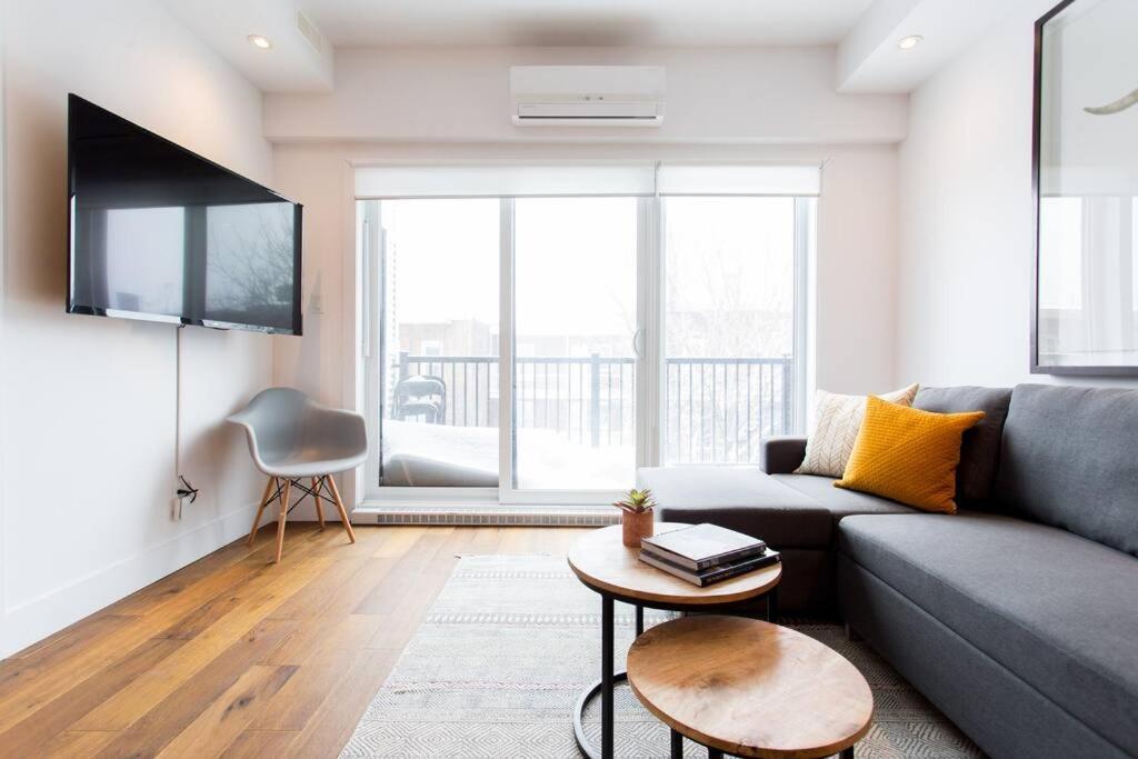 Sleek Condo In The Heart Of Little Italy By Den Stays Montreal Exterior foto