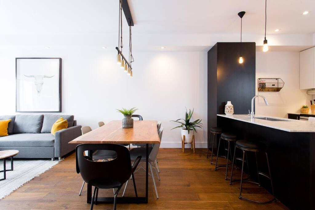 Sleek Condo In The Heart Of Little Italy By Den Stays Montreal Exterior foto