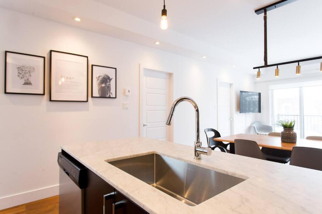 Sleek Condo In The Heart Of Little Italy By Den Stays Montreal Exterior foto
